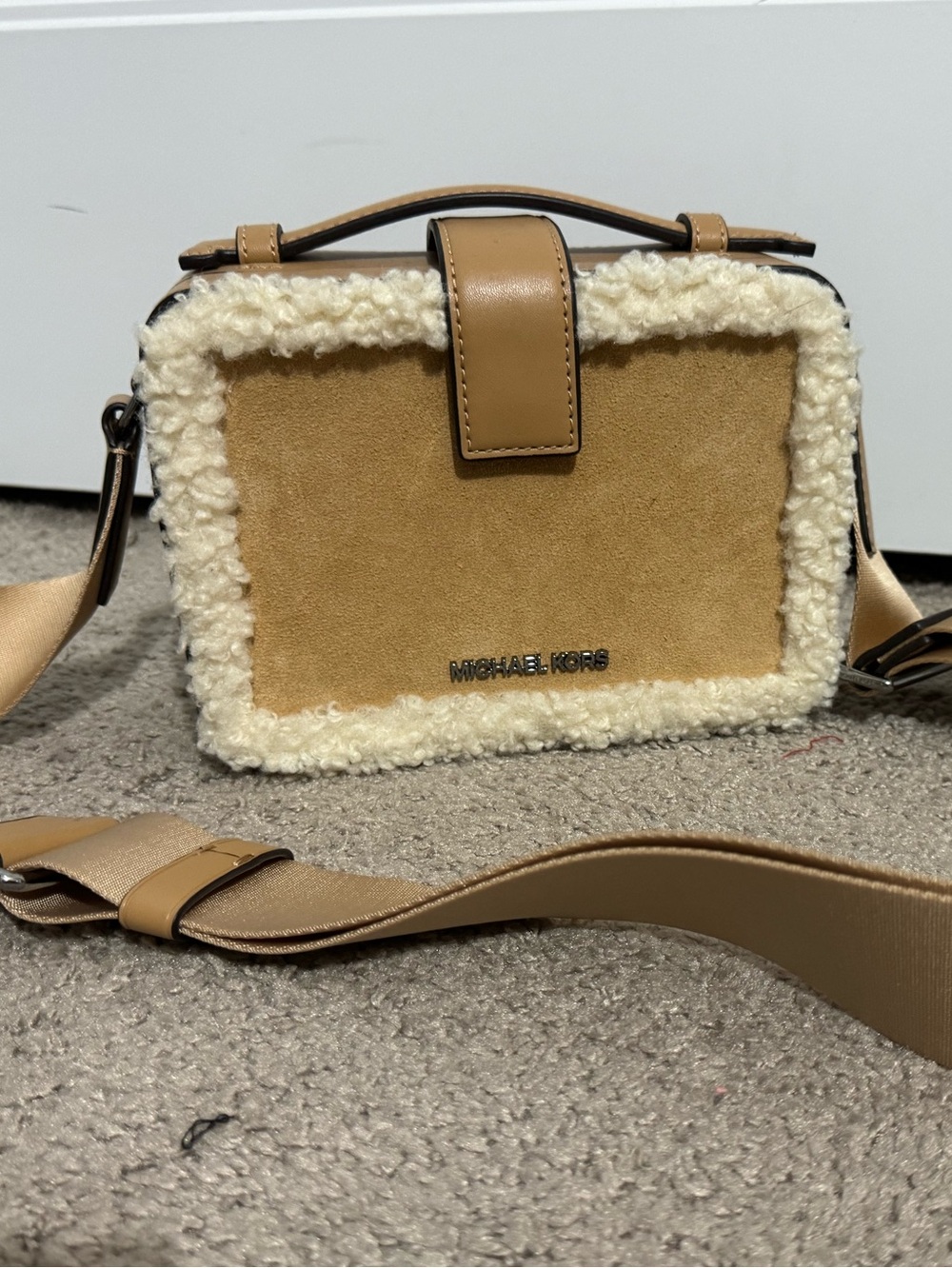 Cool Michael Kors tan leather sheeting trim crossbody bag guitar strap new